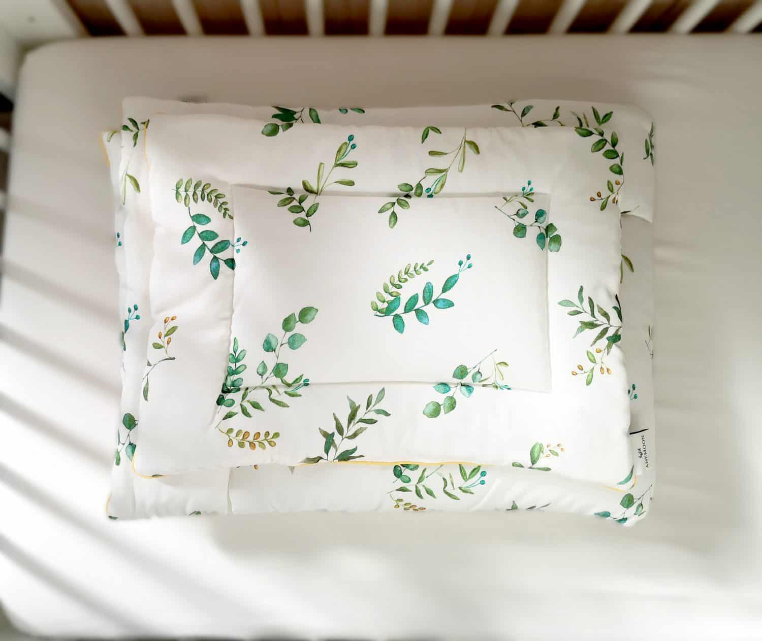 ropa de cama para bebe con estampado de hojas verdes