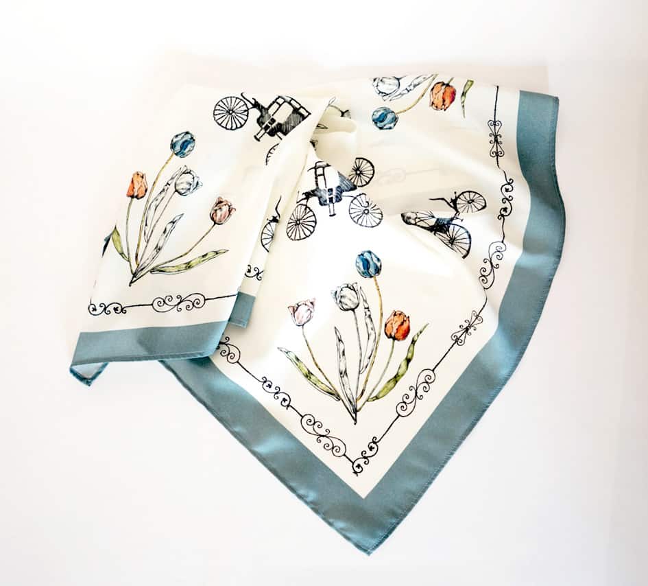 scarf with retro flowers motif